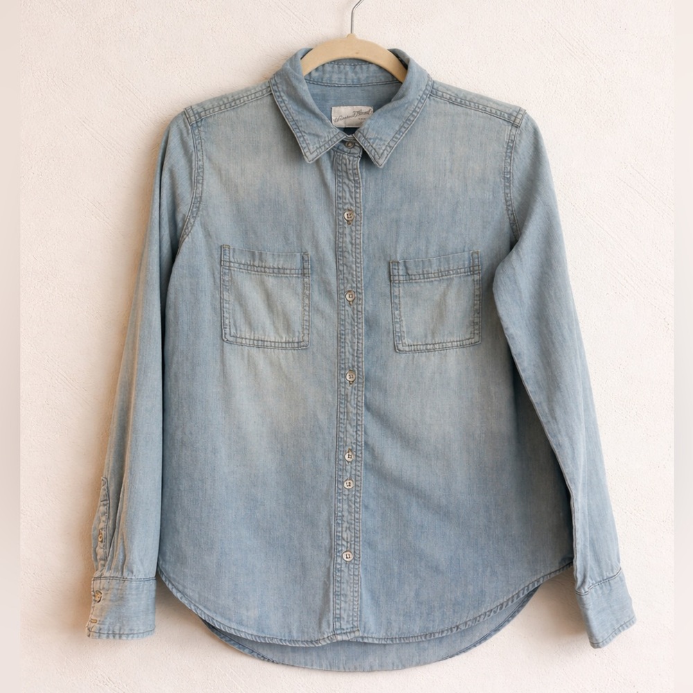 Universal Thread Light Wash Chambray Button-Up Shirt – Women’s Size S